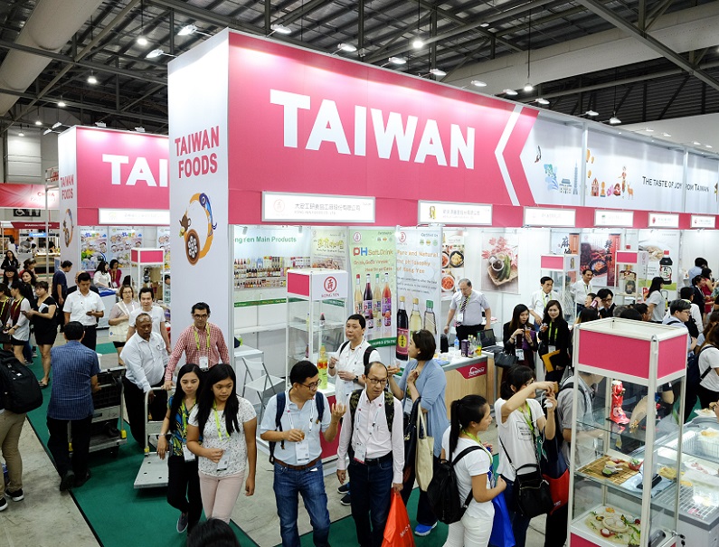 2027年新加坡食品饮料展览会FHAFOOD & BEVERAGE SINGAPORE参展商与海外采购商展台洽谈现场