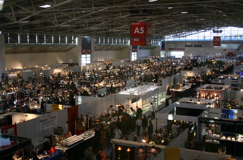 2026年德国慕尼黑矿物宝石展览会The Munich Show参展商与海外采购商展台洽谈现场