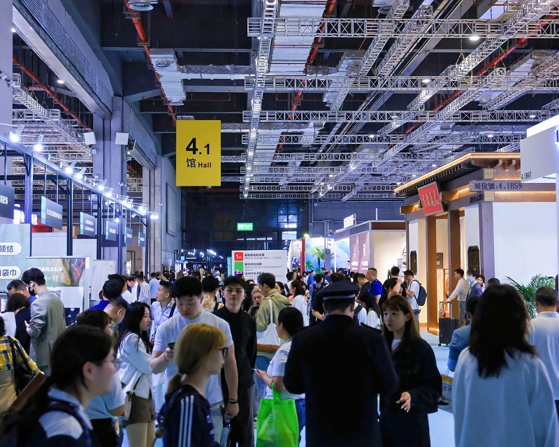2027年上海服装定制主题展LINK FASHION展馆现场,专业观众参观实况