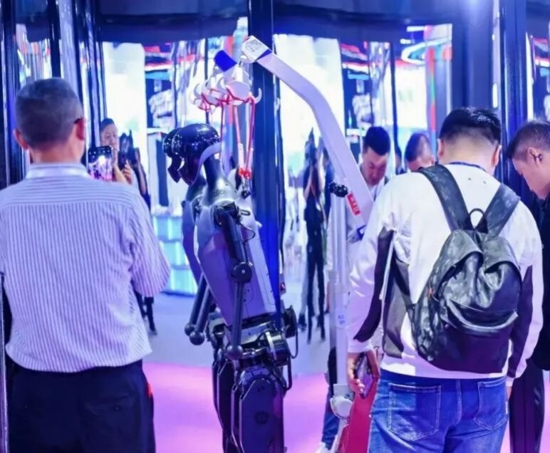 2026年深圳国际智能机器人博览会ROBOTECH展馆现场,专业观众参观实况