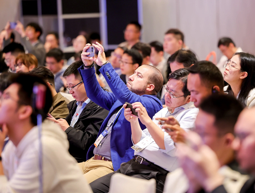 2026年中国苏州MEMS微纳制造、传感器展China MEMS Manufacturing Conference展馆现场，专业观众参观实况