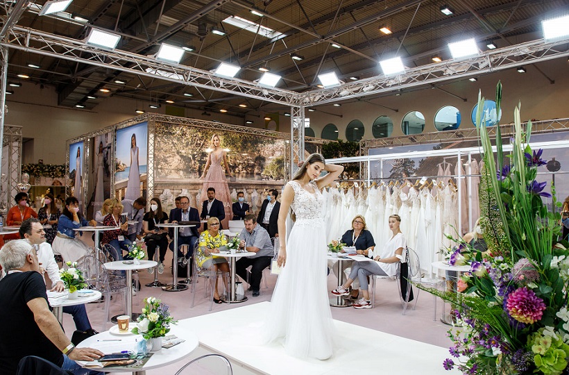 2027年德国埃森欧洲婚纱展览会European Bridal Week参展商与海外采购商展台洽谈现场