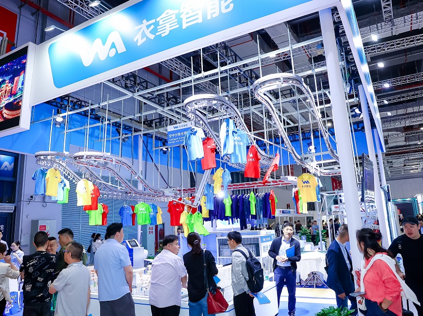 2027年上海服装智能制造展LINK FASHION参展商与海外采购商展台洽谈现场