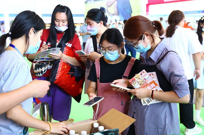 2026年郑州中原国际宠物供应链博览会Zhengzhou Pet Exhibition参展商与海外采购商展台洽谈现场
