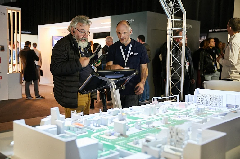2027年法国虚拟现实展览会LAVAL VIRTUAL参展商与海外采购商展台洽谈现场