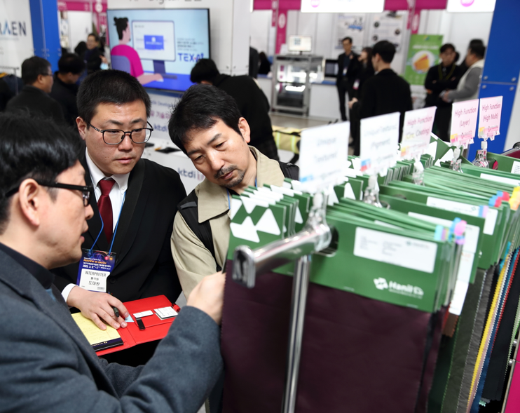 2026年韩国釜山时尚服装及面料展PFB 参展商与海外采购商展台洽谈现场