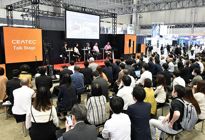 2026年日本东京电子高新科技展览会CEATEC JAPAN展馆现场，专业观众参观实况