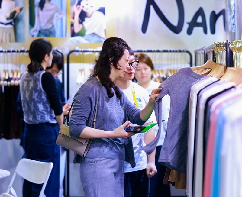 2027年上海时尚女装主题展LINK FASHION展馆现场，专业观众参观实况