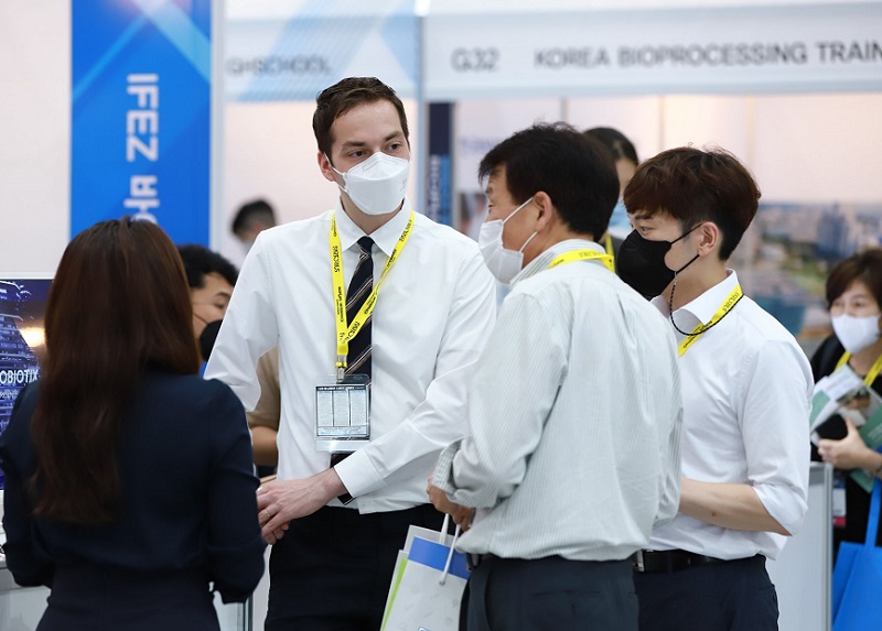 2026年韩国首尔生物制药技术展BioPlus-Interphex Korea展馆现场,专业观众参观实况
