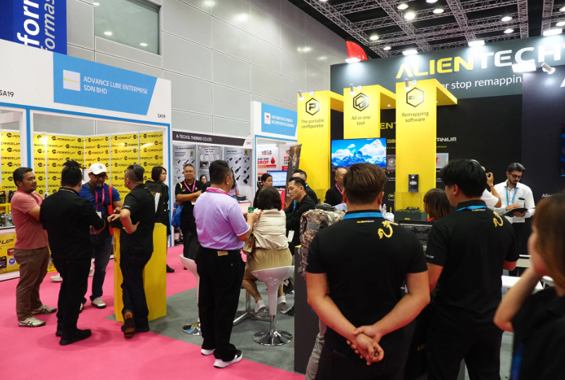 2027年马来西亚法兰克福汽配展览会Automechanika Kuala Lumpur参展商与海外采购商展台洽谈现场