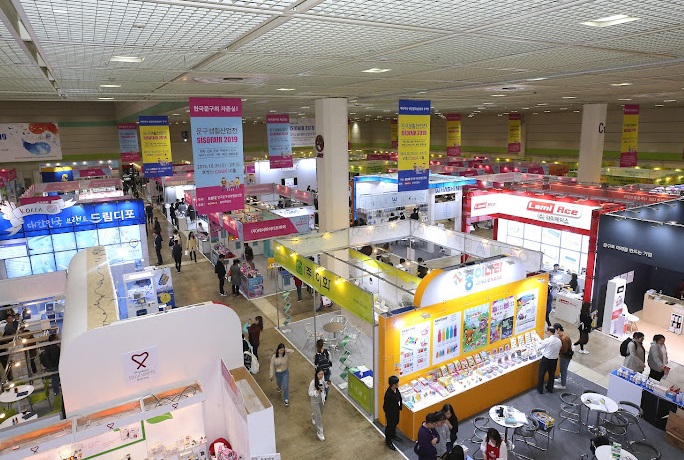 2026年韩国首尔办公文具展览会SISOFAIR展馆现场,专业观众参观实况