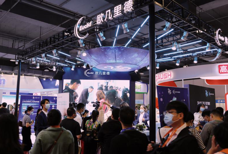 2027年上海国际眼科和视光技术及设备展览会COOC参展商与海外采购商展台洽谈现场