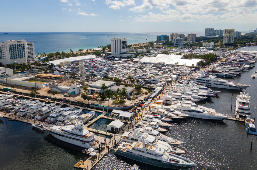 2026年美国劳德代尔堡游艇展览会FORT LAUDERDALE BOAT SHOW展馆现场，专业观众参观实况