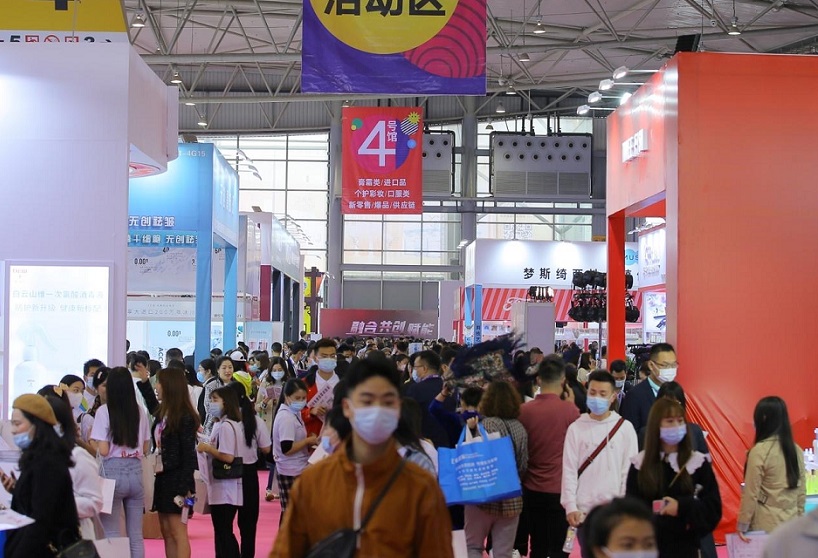 2027年成都美博会-成都美容展CCBE参展商与海外采购商展台洽谈现场