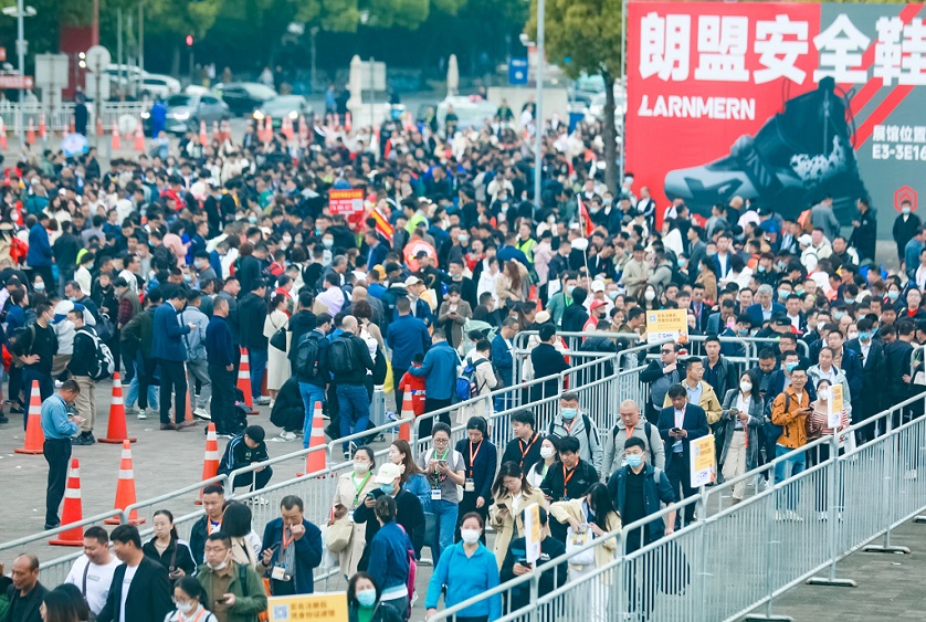 2026年中国劳动保护用品交易会CIOSH参展商与海外采购商展台洽谈现场