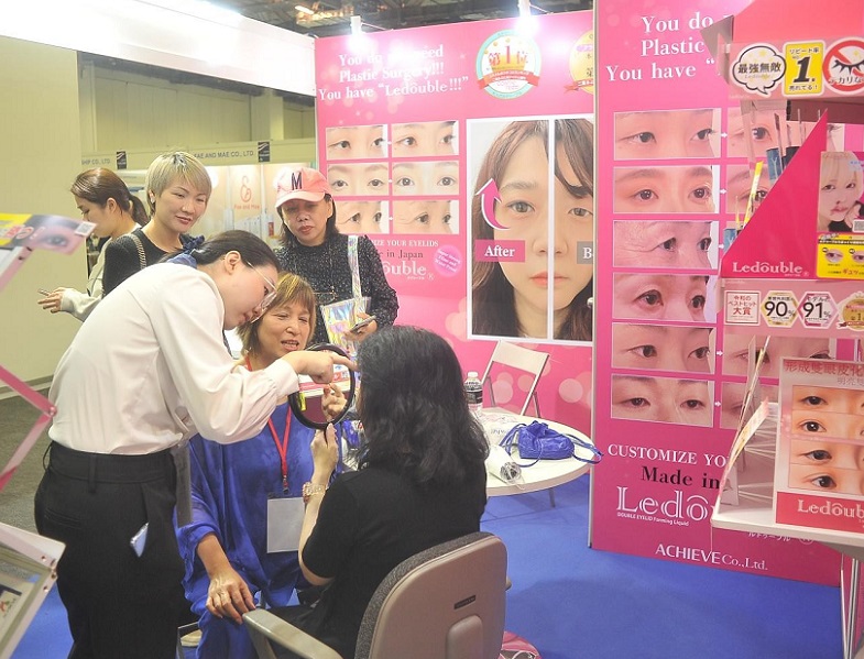 2027年新加坡美容美发展览会Beauty Asia Singapore参展商与海外采购商展台洽谈现场