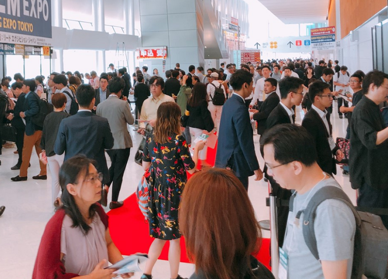 2027年日本东京纺织面料展览会FAW TOKYO展馆现场，专业观众参观实况