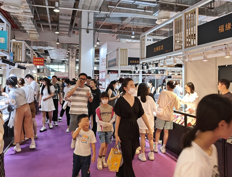 2026年杭州国际珠宝展BJF参展商与海外采购商展台洽谈现场