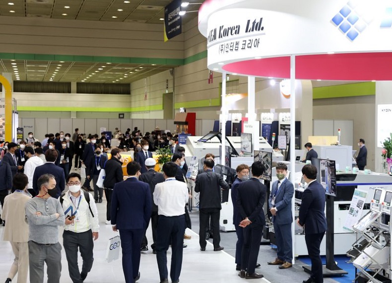 2027年韩国首尔汽车电子工业技术展览会Automotive World Korea展馆现场，专业观众参观实况