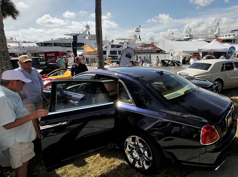2026年美国劳德代尔堡游艇展览会FORT LAUDERDALE BOAT SHOW展馆现场，专业观众参观实况