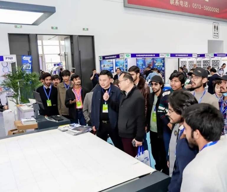 2027年南通国际家纺、服装面料暨辅料展览会NTIE展馆现场，专业观众参观实况