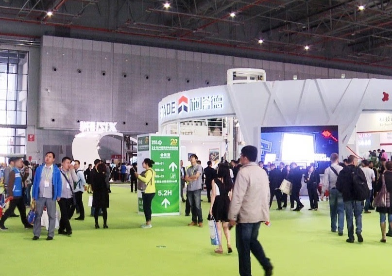 2027年中国(南京)国际电梯展览会WEE EXPO参展商与海外采购商展台洽谈现场