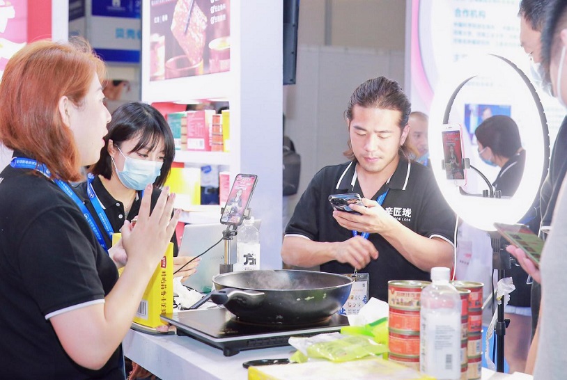 2027年杭州食品电商选品博览会-私域团长大会CFEE参展商与海外采购商展台洽谈现场