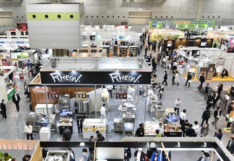 2027年日本东京高级食品及食材展览会PREMIUM FOOD SHOW参展商与海外采购商展台洽谈现场