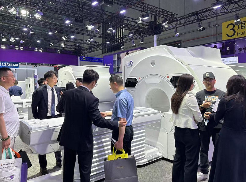 2027年中国（上海）国际医疗器械展览会CMEF展馆现场，专业观众参观实况