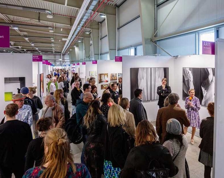 2026年德国法兰克福艺术展览会Discovery Art Fair展馆内部展台环境实拍
