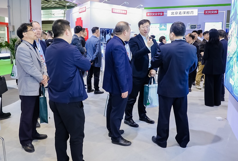 2026年中国(杭州)教育后勤展览会CCLE展馆现场,专业观众参观实况