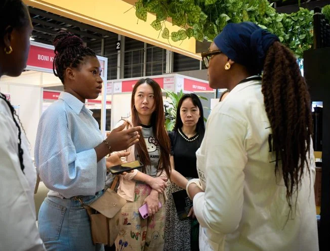 2027年科特迪瓦美容及化妆品展览会Ivory Coast CBH Expo参展商与海外采购商展台洽谈现场