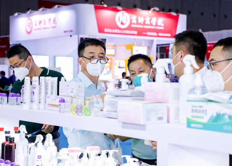 2026年北京药交会-全国药品交易会PHARMCHINA展馆现场，专业观众参观实况
