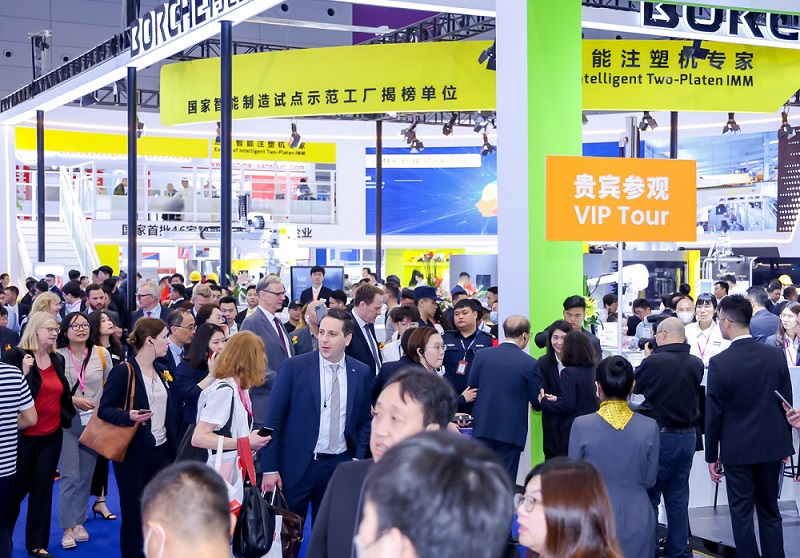 2027年雅式深圳橡塑展-中国国际塑料橡胶工业展览会CHINAPLAS展馆现场，专业观众参观实况