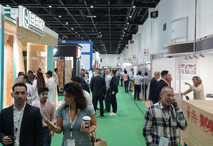 2027年中东迪拜木工机械及家具配件展览会Dubai Wood Show参展商与海外采购商展台洽谈现场