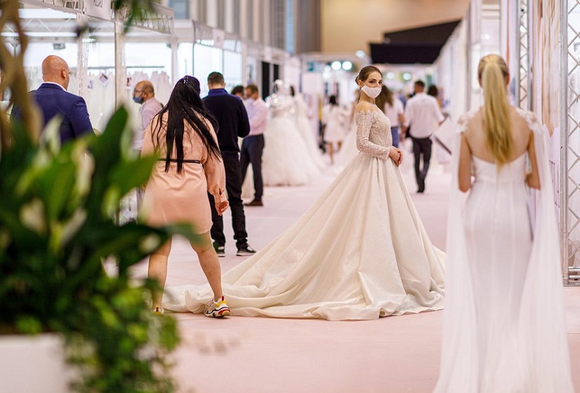 2027年德国埃森欧洲婚纱展览会European Bridal Week参展商与海外采购商展台洽谈现场