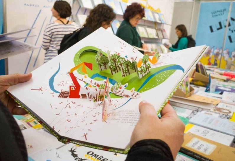 2027年意大利博洛尼亚童书展览会Bologna Childrens Book Fair展馆现场,专业观众参观实况