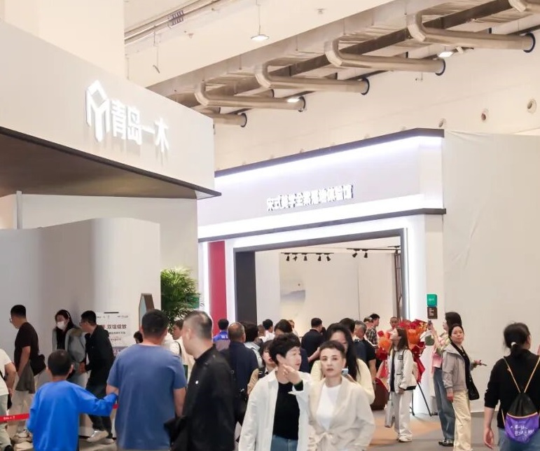 2027年青岛整装定制展-齐鲁家居设计周QIFF展馆现场,专业观众参观实况