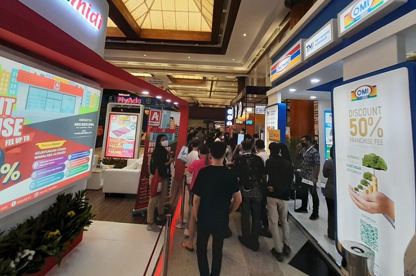 2026年印尼连锁加盟展览会FLEI参展商与海外采购商展台洽谈现场
