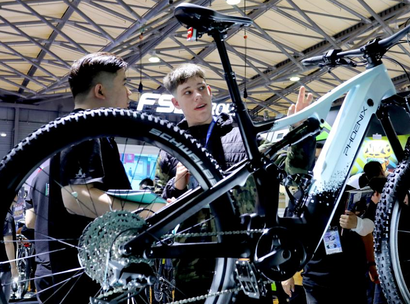 2026年广州国际自行车展CEBIKE参展商与海外采购商展台洽谈现场