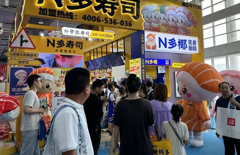 2027年北京餐饮连锁加盟展览会CRFE参展商与海外采购商展台洽谈现场