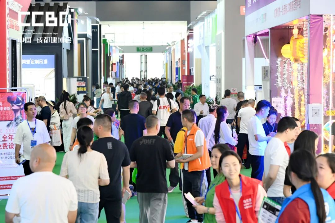 2027年成都建筑及装饰材料博览会-成都建博会CCBD展馆现场,专业观众参观实况
