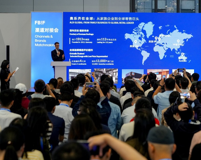 2027年杭州FBIF食品创新展-F展FBIF参展商与海外采购商展台洽谈现场