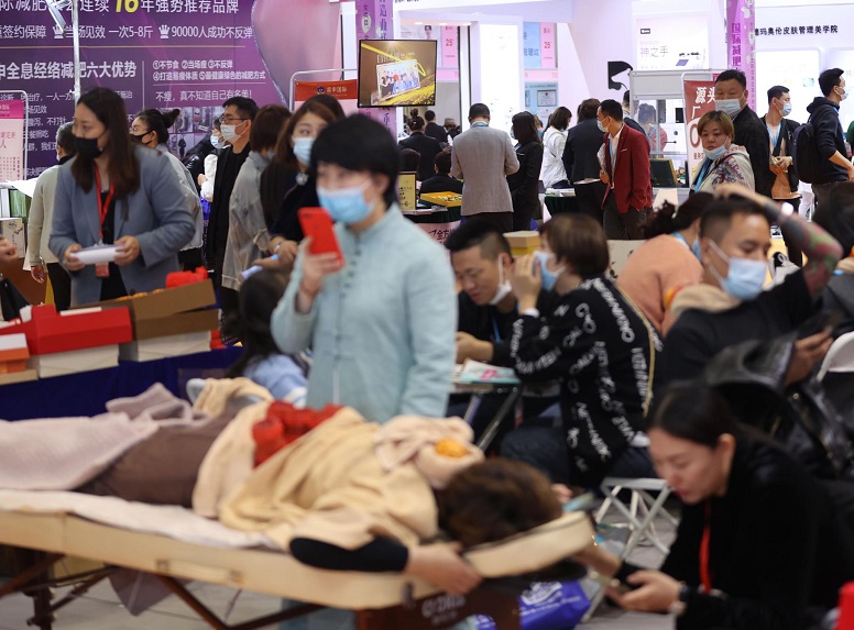 2026年中国国际减肥大会-京美会CIBE 参展商与海外采购商展台洽谈现场