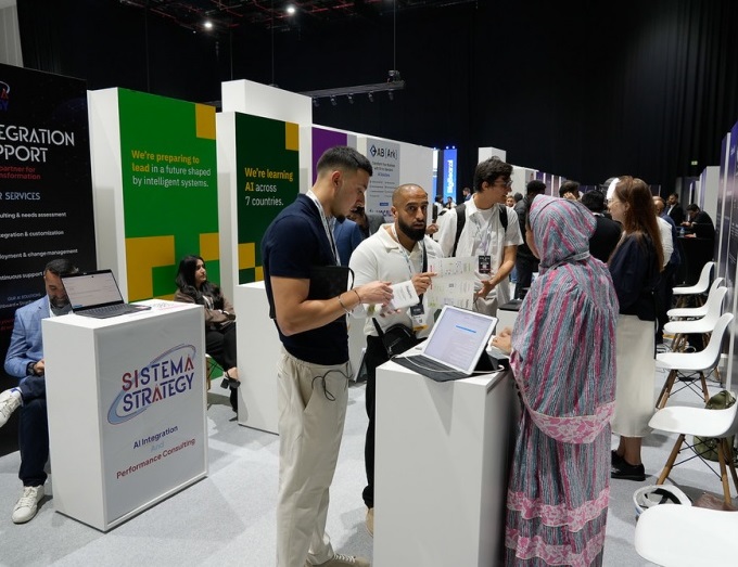 2027年沙特利雅得人工智能大会暨展览会Global AI Show参展商与海外采购商展台洽谈现场