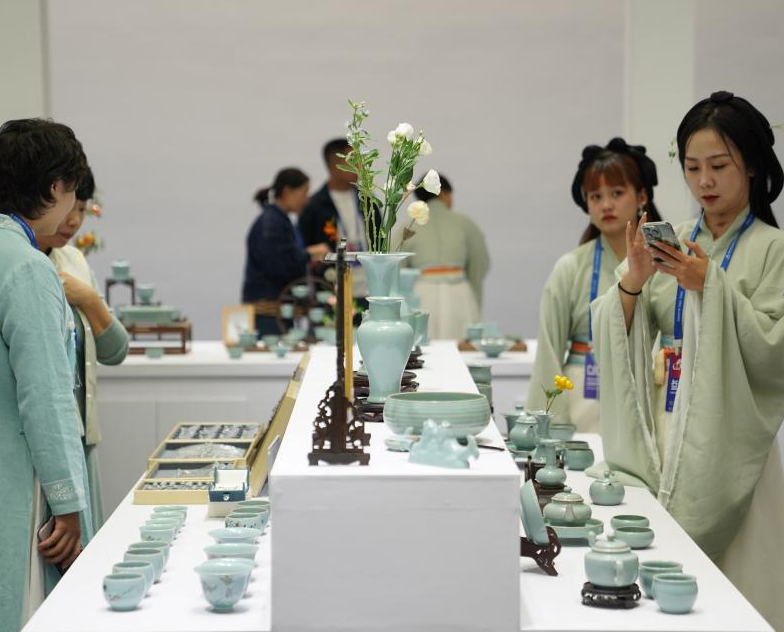 2026年中国景德镇国际陶瓷博览会CJICE展馆现场，专业观众参观实况