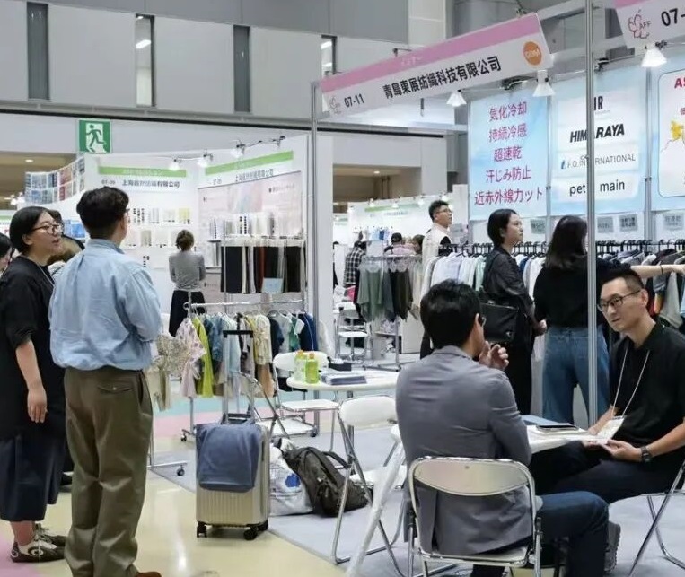 2027年日本东京服装成衣展秋冬AFFAFF展馆现场,专业观众参观实况