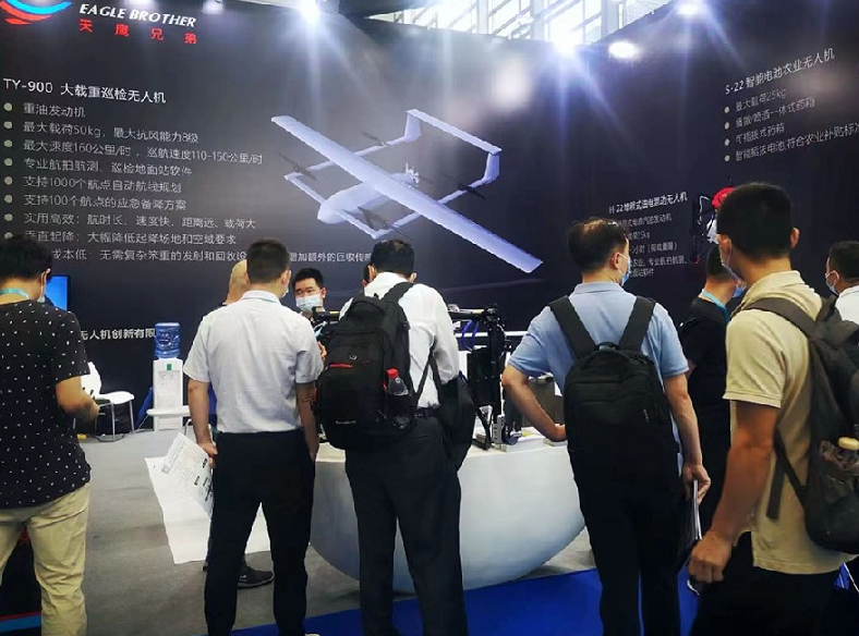 2027年杭州国际低空经济(无人机)博览会CEE参展商与海外采购商展台洽谈现场