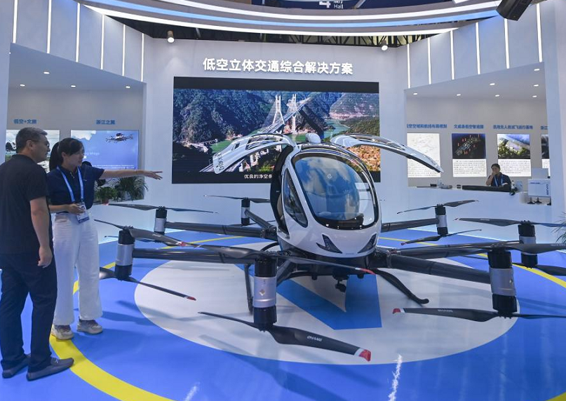 2027年杭州国际低空经济(无人机)博览会CEE展馆现场,专业观众参观实况