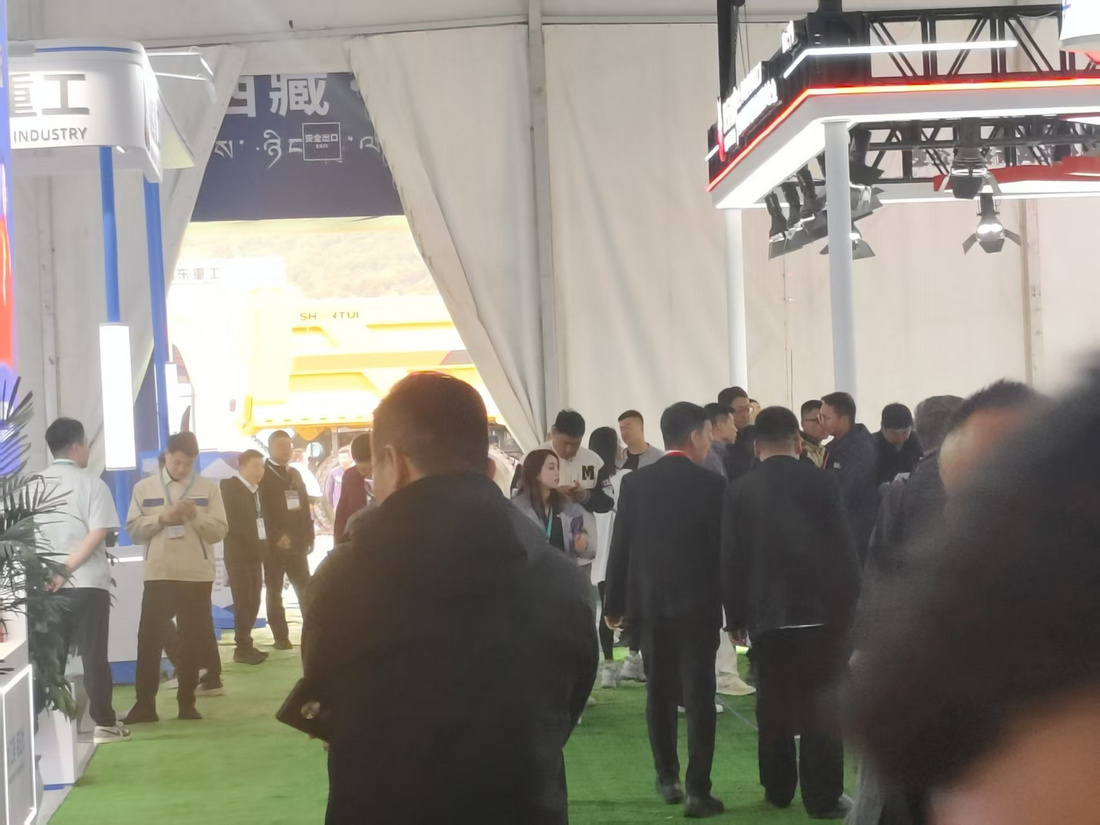 2027年西藏国际工程机械、建材机械、矿山机械工程车辆及设备展览会CNAKO展馆现场,专业观众参观实况